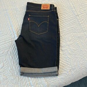 NWOT Levi’s jean shorts. Women’s size 33.